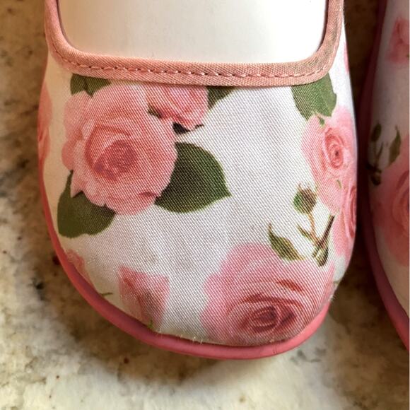 Mini Chocolaticas Hot Chocolate Pink White Rose EU 31 US Girls 13.5 EUC - Picture 7 of 13